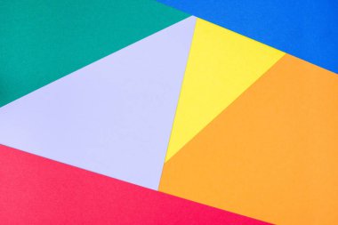Yeşil, mor, mavi, kırmızı, turuncu ve sarı kağıttan yapılan soyut geometrik desen, şablon, yatay, kopyalama alanı için boş arkaplan