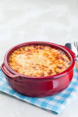 Yunan yemeği musakka geleneksel seramik kap, dikey, kopyalama alanı