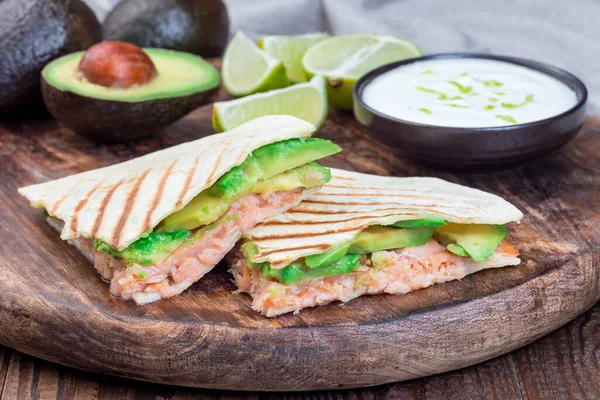 Quesadilla Parrilla Con Salmón Ahumado Aguacate Servido Con Yogur Salsa — Foto de Stock