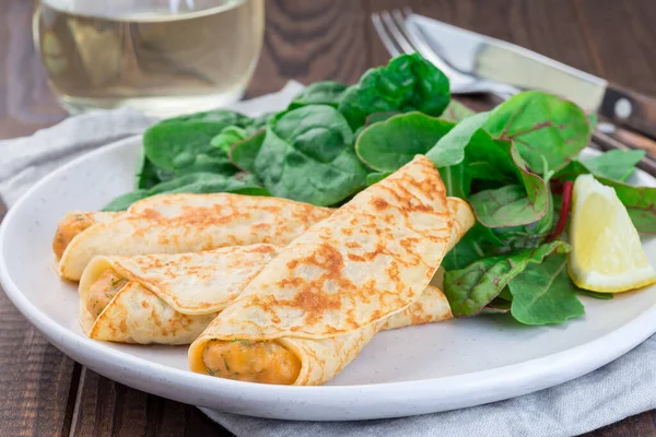 Herzhafter Crêpe Mit Garnelen Und Cremiger Dillsoße Serviert Mit Grünem — Stockfoto