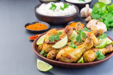 Hint tavuğu tandır, Yunan yoğurdu ve baharatlarıyla marine edilmiş, limon dilimleri ve kişniş ile servis edilir, yatay, kopyalama alanı