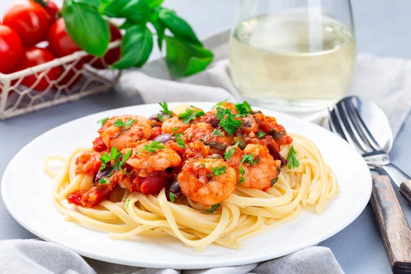 Plato Italiano Camarones Linguine Puttanesca Pasta Con Camarones Salsa Albahaca — Foto de Stock