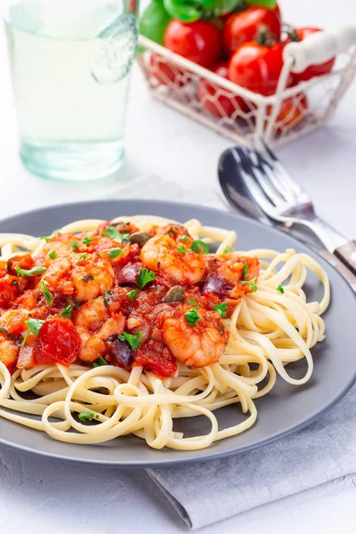 Linguine Puttanesca Pasta Mit Garnelen Würziger Tomaten Basilikum Sauce Garniert — Stockfoto