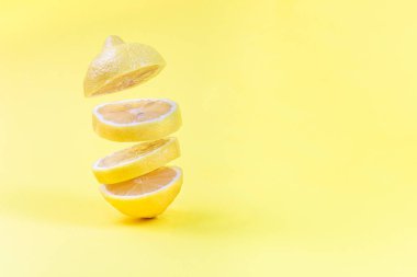 Limon, sarı arka planda, yatay ve kopyalama alanındaki havalanmayı keser