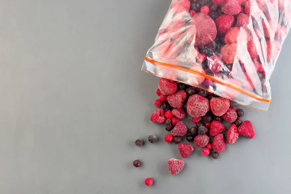 Bacche Congelate Nel Sacchetto Plastica Tavolo Lampone Fragola Mirtillo Ribes — Foto Stock