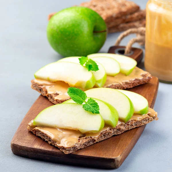 Sağlıklı Sandviç Düşük Karbonhidratlı Yeşil Elmalı Kraker Fıstık Ezmesi Ahşap — Stok fotoğraf
