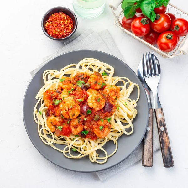 Gamba Linguine Puttanesca Pasta Con Camarones Salsa Albahaca Tomate Picante — Foto de Stock