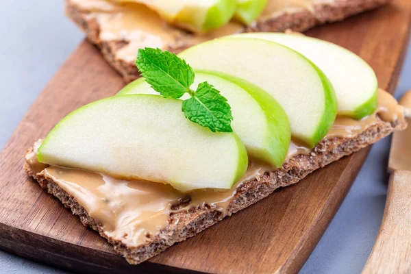 Sandwich Whole Grain Cracker Green Apple Slices Peanut Butter Wooden — Stock Photo, Image