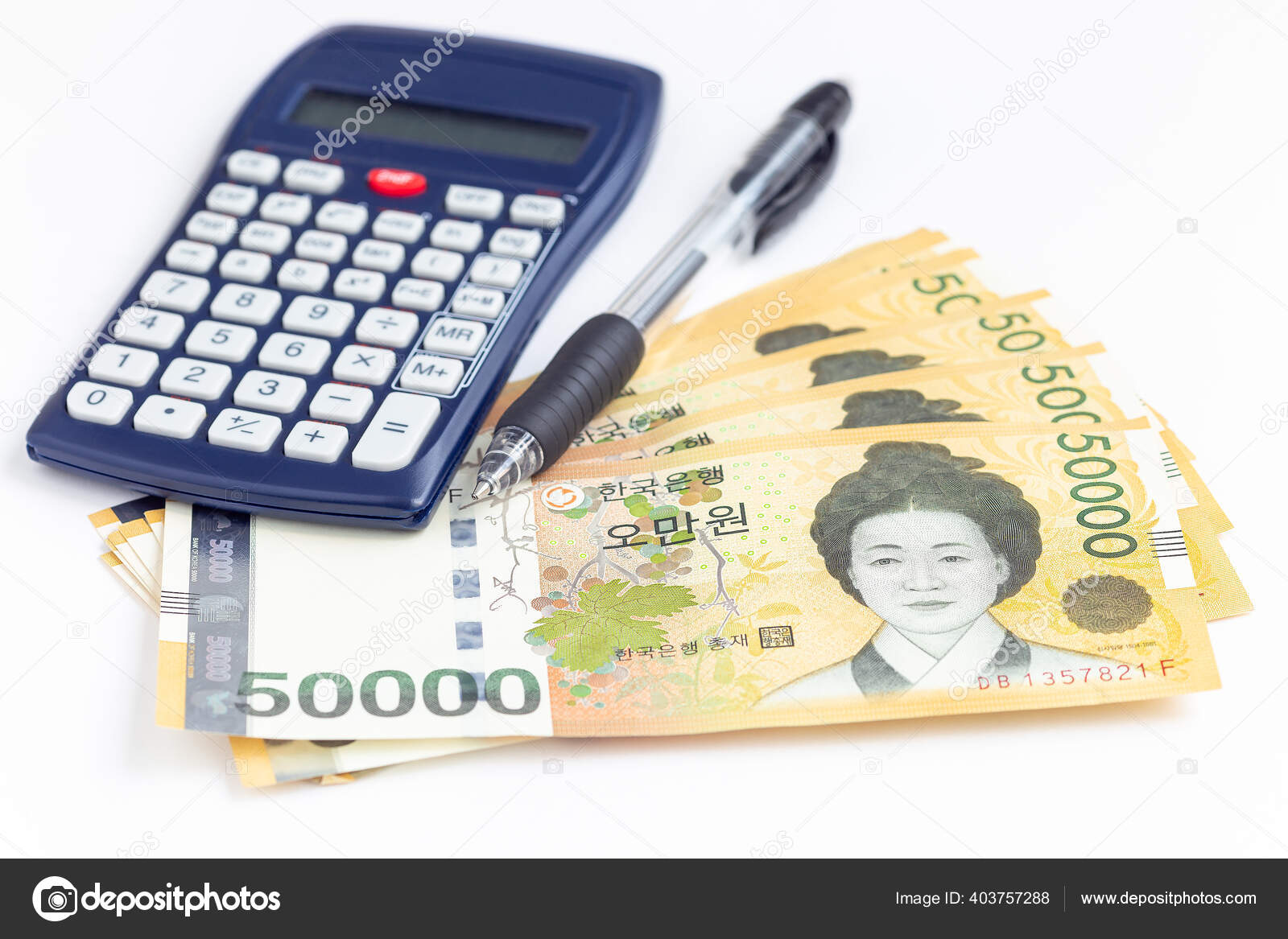 韩国货币5万韩元用钢笔和计算器计算省钱概念——图库图片© iuliia_n #403757288