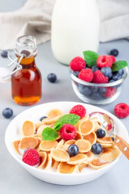 Akçaağaç şurubu, ahubu, yabanmersini ve sütle beyaz kâsede, dikey