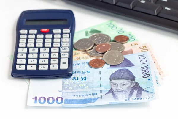 Diferentes Billetes Monedas Corea Del Sur Valor Cerca Una Calculadora — Foto de Stock