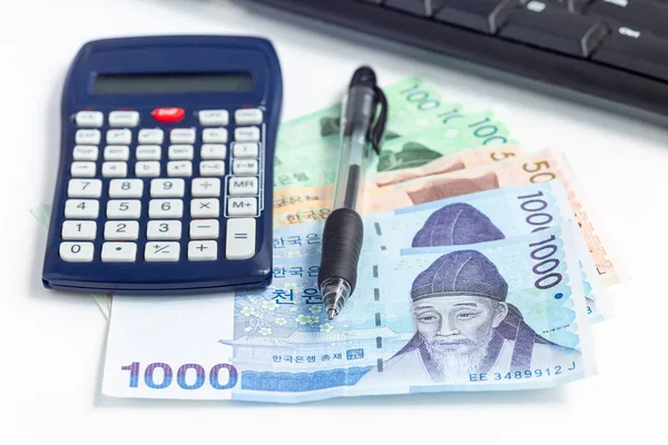 Diferente Valor Factura Moneda Corea Del Sur Cerca Una Calculadora — Foto de Stock