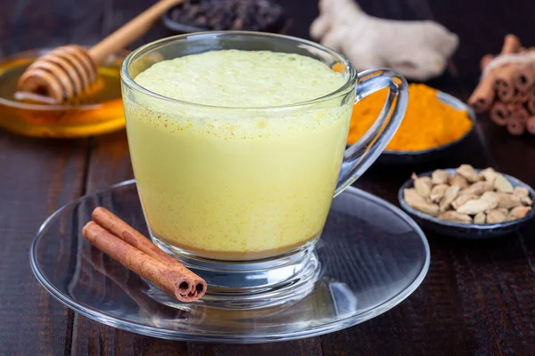 Leche Luna Con Cúrcuma Una Taza Vidrio Ingredientes Sobre Fondo —  Fotos de Stock