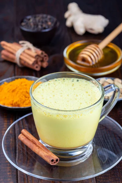 Leche Luna Con Cúrcuma Una Taza Vidrio Ingredientes Sobre Fondo —  Fotos de Stock