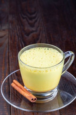 Cam bir fincanda zerdeçal içeren ay sütü, dikey, boşluğu kopyala