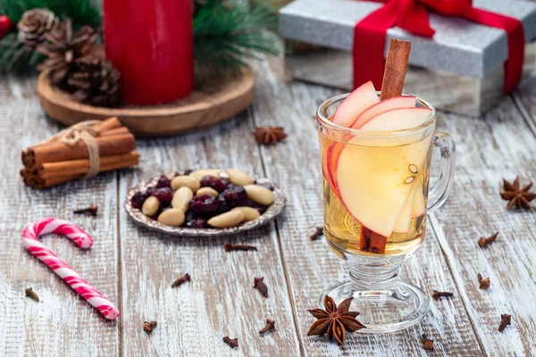 Glogg Branco Vinho Quente Com Fatias Maçã Pau Canela Nozes — Fotografia de Stock