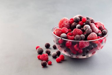 Cam kasede donmuş meyveler, ahududu, çilek, kızılcık ve siyah frenk üzümü, yatay, kopyalama alanı