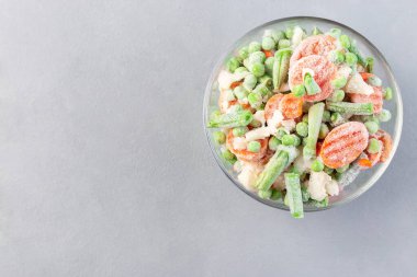 Donmuş sebzeli kase, yeşil bezelye, havuç, karnabahar, yeşil fasulye, yatay, kopya alanı, üst görünüm