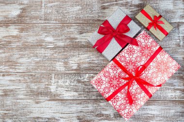 Masadaki farklı hediye kutuları, Noel için hazırlanıyor, yatay, üst görünüm, boşluğu kopyala