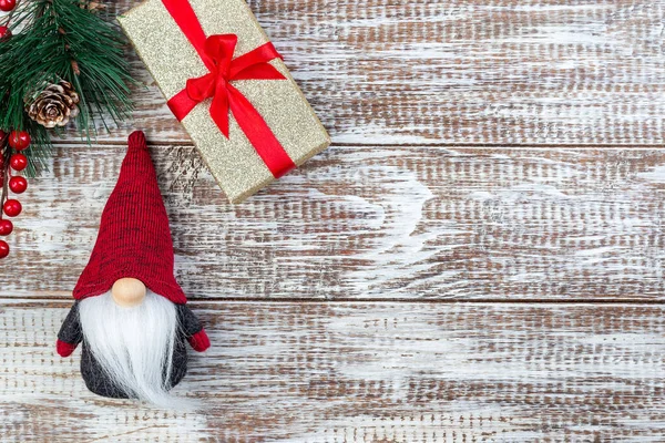 Weihnachtskomposition Mit Tannenzweig Geschenkschachtel Und Gnome Oder Schwedischem Tomte Auf — Stockfoto