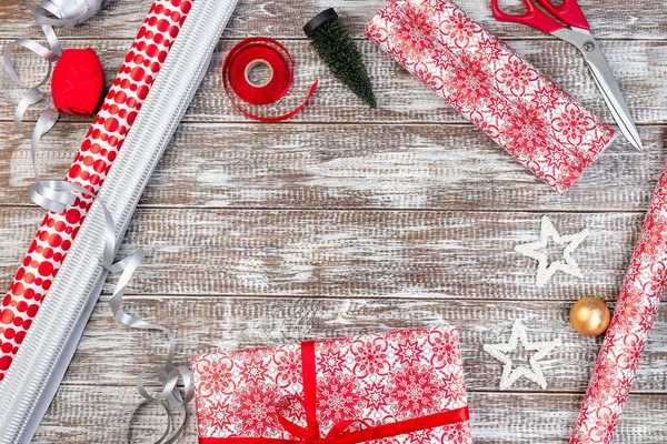 Preparando Para Natal Caixa Presente Papel Embrulho Diferente Fitas Brinquedos — Fotografia de Stock