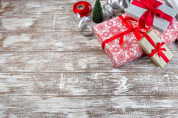 Caixas Presente Diferentes Fitas Árvore Natal Brinquedo Uma Mesa Preparando — Fotografia de Stock
