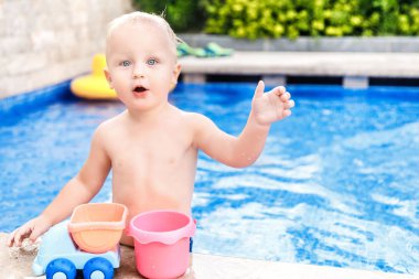 Yaz günü su havuzunda küçük bebek
