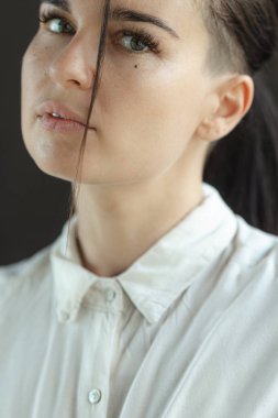 yüzünde saç şerit ile beyaz gömlek muhteşem esmer kadın. siyah saçlı moda genç kadın kapalı. kadın portre kavramı. İskandinav tarzı daire güzel sanatlar kadın portre. Moda