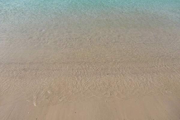 沙滩上的柔和波浪 — 图库照片