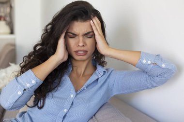 Genç kadın acı güçlü baş ağrısı
