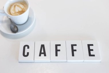 Beyaz küpler üzerinde kelime kahve