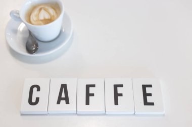 Beyaz küpler üzerinde kelime kahve