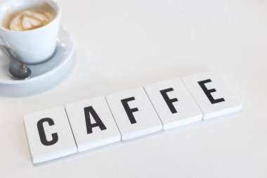 Beyaz küpler üzerinde kelime kahve