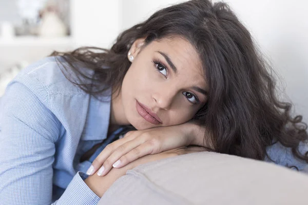 Retrato Infeliz Mujer Joven Deprimida Solitaria — Foto de Stock