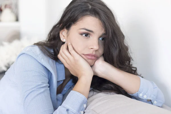 Portret Van Ongelukkige Eenzame Depressieve Jonge Vrouw — Stockfoto