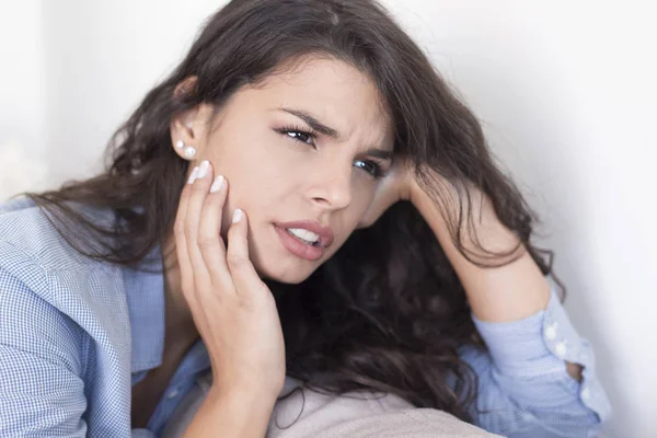 Hermosa Mujer Sintiendo Fuerte Dolor Dientes —  Fotos de Stock