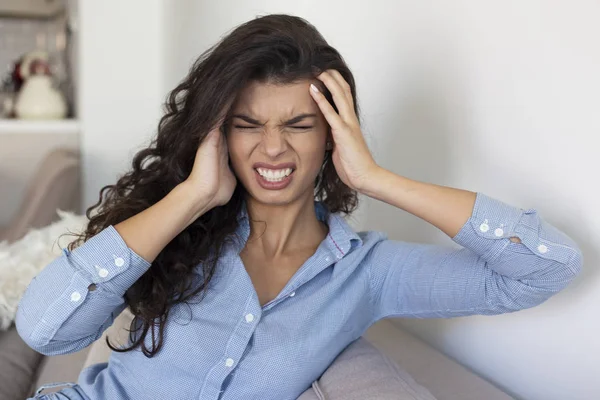 Junge Frau Leidet Unter Starken Kopfschmerzen — Stockfoto