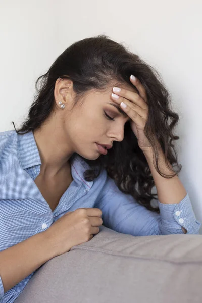 Junge Frau Leidet Unter Starken Kopfschmerzen — Stockfoto