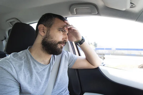 Retrato Homem Bonito Preocupado Dirigindo Carro — Fotografia de Stock