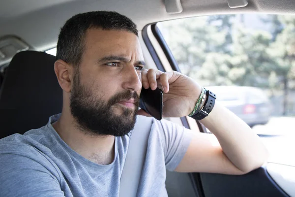Мужчина Разговаривает Мобильному Телефону Рулём Автомобиля — стоковое фото