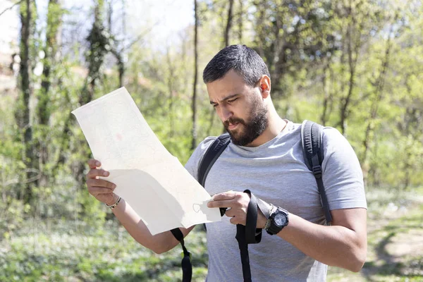 Männliche Wanderer Mit Einer Karte Das Ziel Lokalisieren — Stockfoto