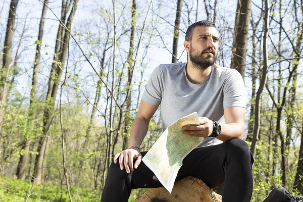 Männliche Wanderer Mit Einer Karte Das Ziel Lokalisieren — Stockfoto