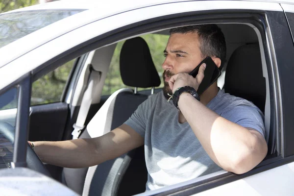 Homme Parlant Téléphone Portable Tout Conduisant Une Voiture — Photo