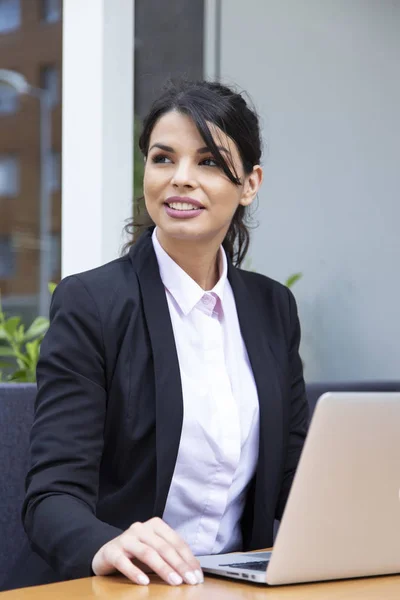 Mulher Negócios Café Trabalhando Seu Laptop — Fotografia de Stock