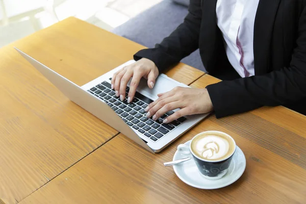 Dizüstü Bilgisayarda Çalışan Kahve Içen Kadını Ellerinin Yakın Çekim — Stok fotoğraf
