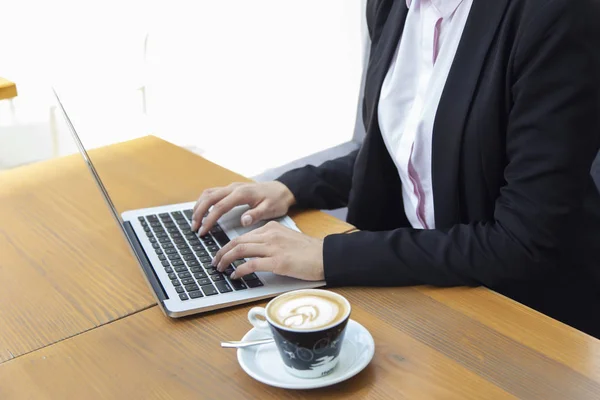 Bliska Kobieta Biznesu Ręce Pracy Laptopie Kawę — Zdjęcie stockowe