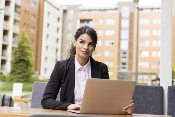 Productivité Dehors Bureau Jeune Femme Affaires — Photo