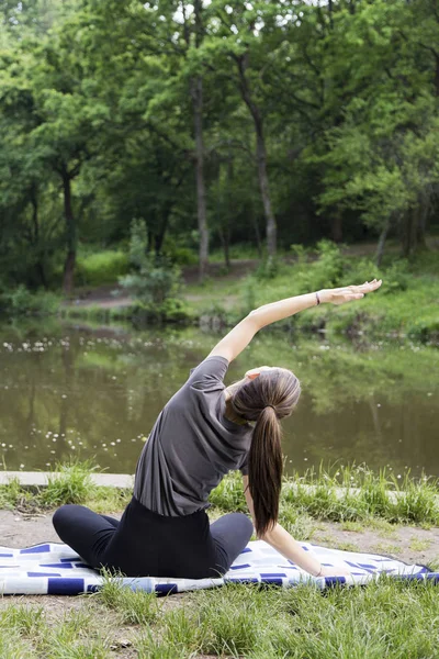 Mulher Bonita Meditando Junto Água — Fotografia de Stock