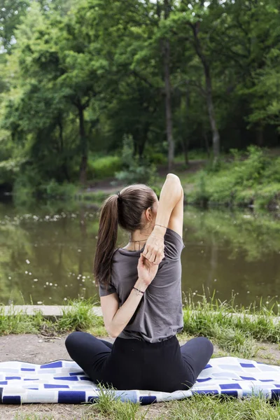 Mulher Bonita Meditando Junto Água — Fotografia de Stock