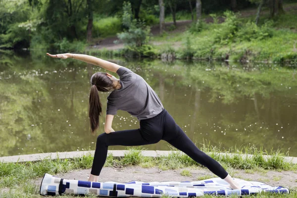 Mulher Bonita Meditando Junto Água — Fotografia de Stock